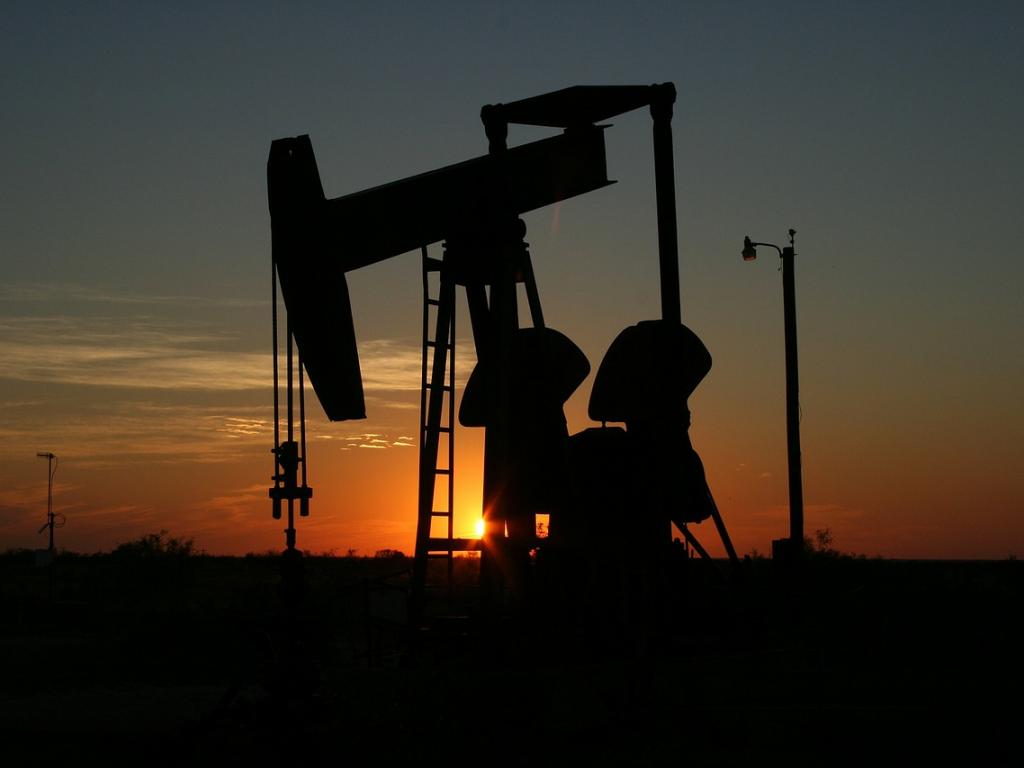 United States rig count climbs by 21 following stockpile decline